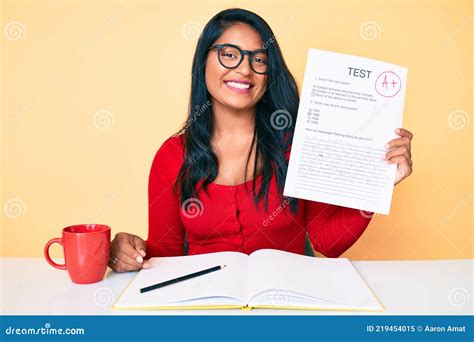 Hermosa Joven Latina De Cabello Largo Mostrando Un Examen Aprobado Luciendo Positiva Y Feliz De