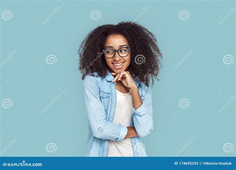 Style Libre Fille Africaine En Verres Debout Isol S Sur Rire Mouvant Gris De Menton Gay Photo