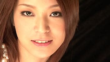 Zorra Japonesa Llora De Placer Mientras Un Dildo Le Taladra El Co O Antes De Dos Pollas Creampie