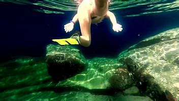 Milf amateur caliente y peluda bajo el agua con un tapón en el culo XVIDEOS