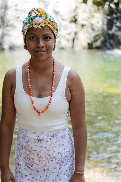 Mujer Latina Sonriendo En El Bosque Foto De Archivo Imagen De Hembra Afuera 258701530