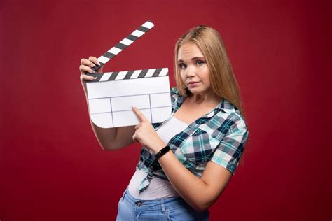 Jeune Mannequin Blonde Tenant Un Film Vierge Filmant Un Panneau De Battant Et S Amusant Photo