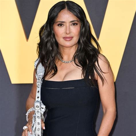 Bikini Rouge Et Coucher De Soleil Salma Hayek Affiche Sa Silhouette Athl Tique Pour C L Brer