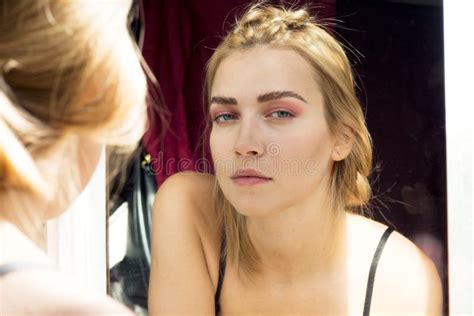 Verleidelijk Blonde Met Mooie Samenstelling Roze Schaduw Schoonheidsportret Van Een Sexy Meisje