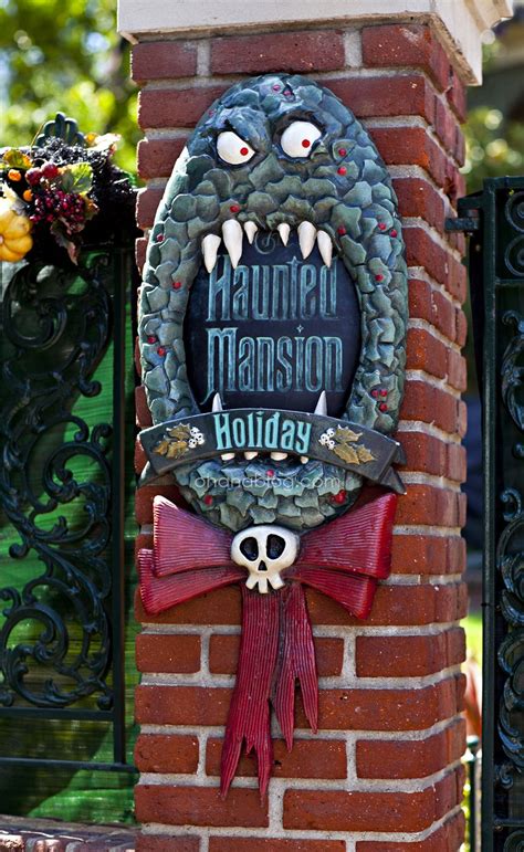 Disneyland Haunted Mansion Holiday Man Eating Wreath Nightmare