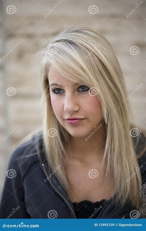 Attraktive Blonde Frau Im Hoodie Stockbild Bild von vorgewählt haar 12992139