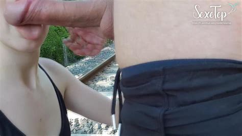Fellation risquée Pipe en extérieur sur les rails de train Porn Videos
