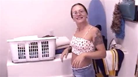 Une MILF surprise taille une pipe mouillée à une petite bite xHamster