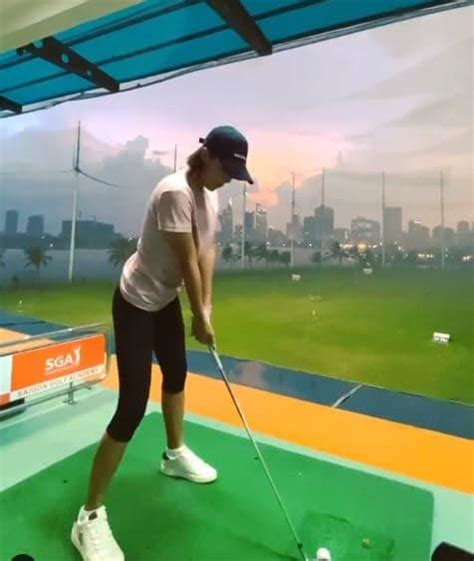 Trang phục của loạt sao Việt hot girl khi chơi golf Diễn viên hài Thu Trang kín như bưng Âu