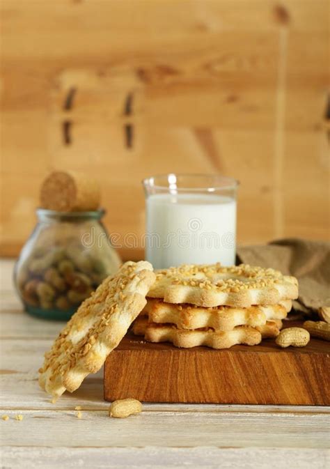 Biscoitos De Amendoim Leite Para Sobremesa Foto De Stock Imagem