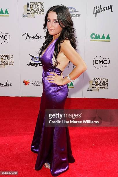 9 Hot Sexy Kirsty Akers Bikini Pics