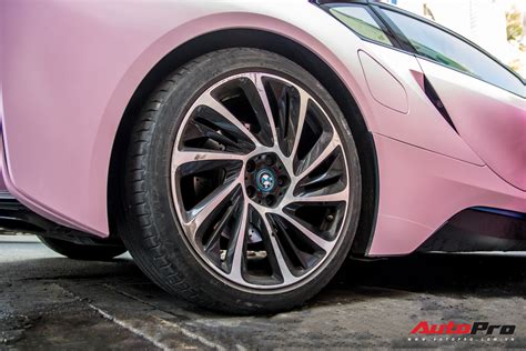 Hot girl Sam tự tay cầm lái BMW i8 màu hồng trong ngày khai trương cửa hàng mỹ phẩm của mình