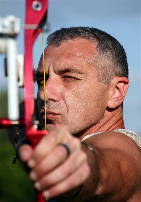 Retrato Del Arquero Que Apunta Con El Arqueamiento Y La Flecha Foto De