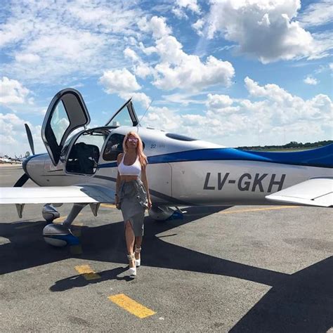 El Look Hot Y Provocativo De Vicky Xipolitakis A Bordo De Una Avioneta Infobae