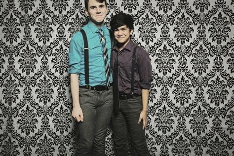 Adolescente ganha apoio na web após revelar ser gay e ouvir do pai Fique longe Vírgula