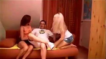 Dos alemanas cachondas se follan a un tipo afortunado en un trío perfecto XVIDEOS