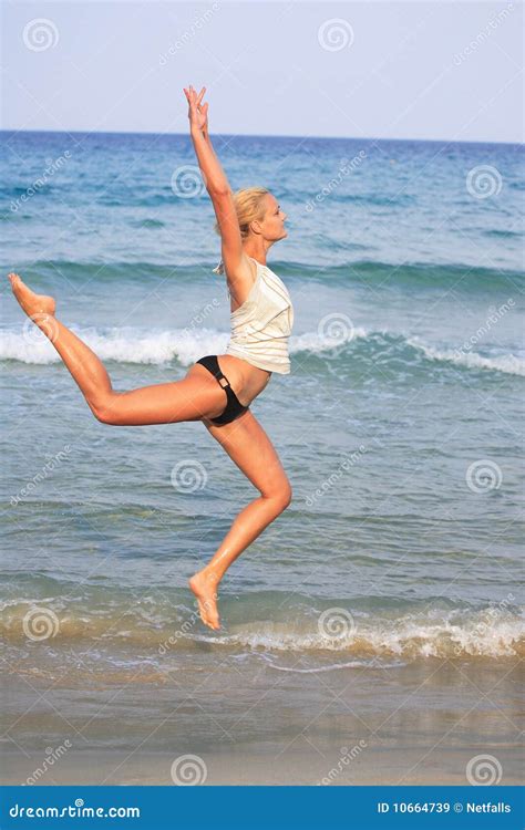 Donna Bionda Abbronzata In Bikini Nel Mare Immagine Stock Immagine Di Felicit Oceano