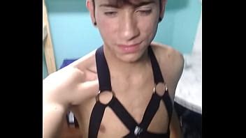 Jovencito gay enseña su cuerpo y arnés XNXX