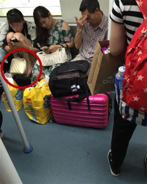 Người phụ nữ mặc bikini đi tàu điện ngầm gây sốc