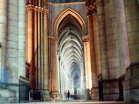 architectural style features pointed arches storables