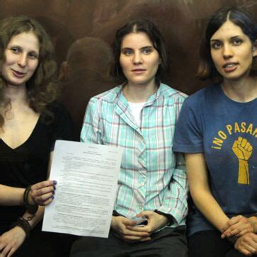 Pussy Riot La Biographie De Pussy Riot Avec Gala Fr
