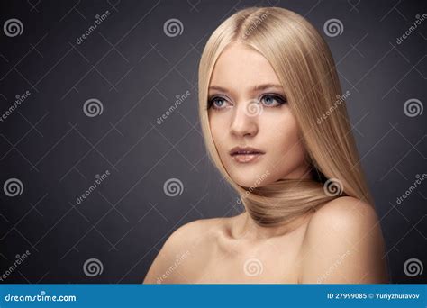 Het Blonde Meisje Van De Manier Gezond Haar Stock Afbeelding Image Of Haarverzorging