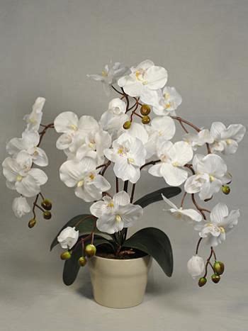 Искусственные цветы в горшках