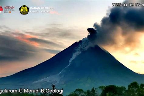 Rabu Pagi Hingga Siang Merapi Semburkan 2 Kali Awan Panas