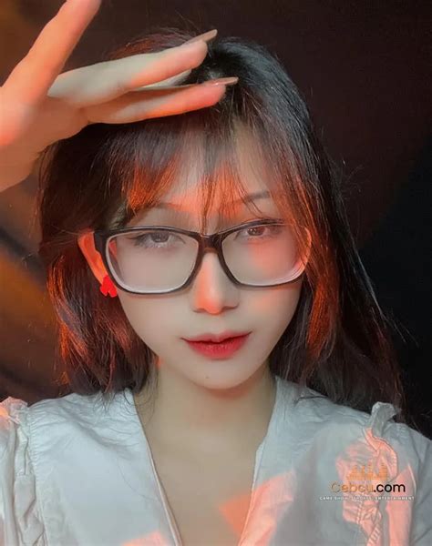 Bộ sưu tập ảnh Hot Girl đeo kính đáng yêu dễ thương nhưng cực Dâm Ce Bu Cu