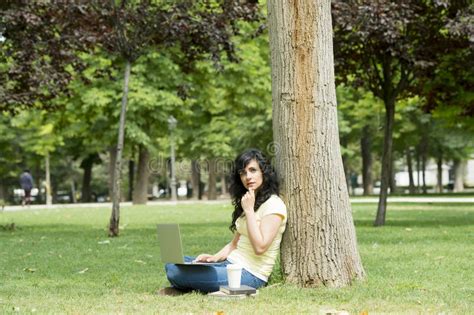 Mujer Latina Atractiva Que Trabaja Y Studing En Su Latop En Un Parque Verde Imagen De Archivo