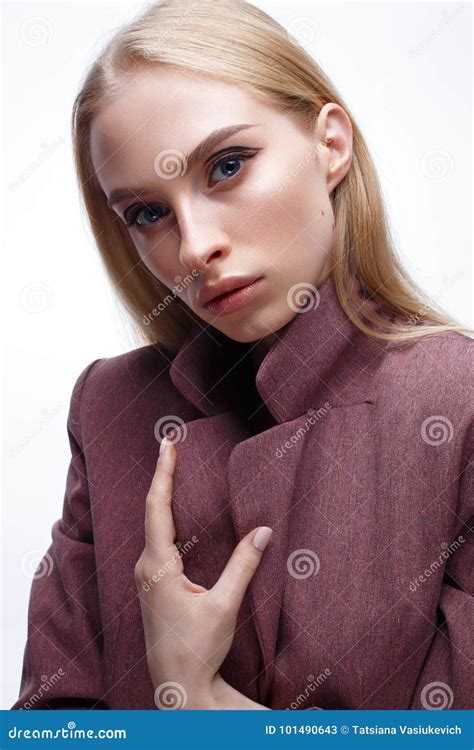 Uma Moça Composição Longa Do Cabelo Reto E Do Nude Modelo Bonito Em Um Revestimento Cor de