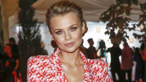 9 Hot Sexy Emilia Komarnicka Bikini Pics