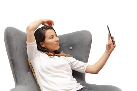 Mulher Latina Sentada Em Uma Bela Cadeira Tirando Uma Foto Seu Celular Isolado No Fundo