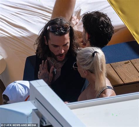 Pete Wicks Puts On A Very Cosy Display With Bikini Clad Danielle Harold During Boozy I M A Celeb