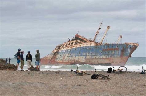 10 Pantai Dengan Kapal Terdampar Di Dunia Simak Cerita Misteriusnya