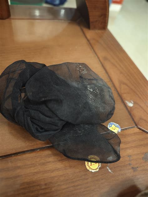 操骚妈 on Twitter: 同学骚妈放在鞋里的黑色短丝好几天没穿了脚尖都发硬了，又酸又臭拿回家慢慢撸 t.co 