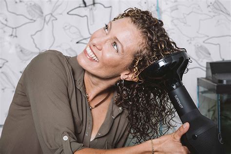 How To Use A Diffuser Without Ruining Your Curls