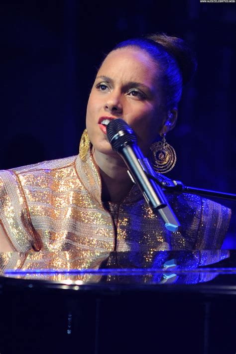 Alicia Keys Beautiful High Resolution Celebrity Posing Hot Summer Babe Concert