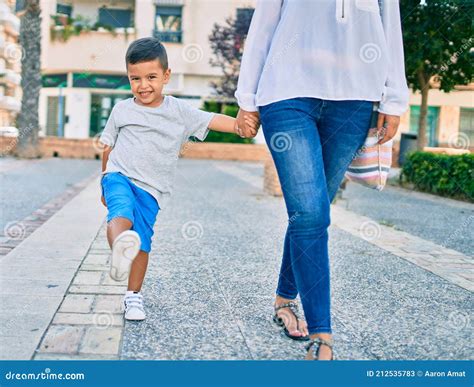 Adorable Madre Latina E Hijo Caminando En La Ciudad Imagen De Archivo Imagen De Juego Madre