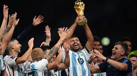 Mundial Qatar 2022 el Kun Agüero levantó la Copa como uno más de la