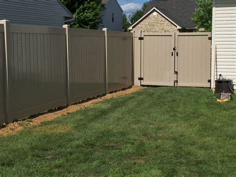 tan color vinyl fence 4