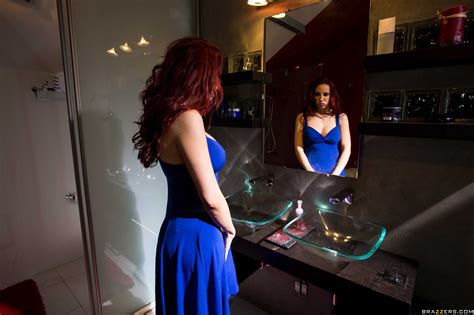 Kelly Devine Tongues Porn Pic