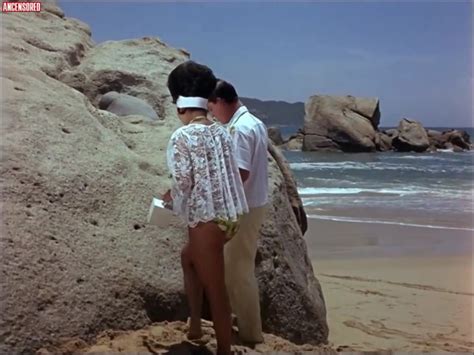 Malú Reyes Nua em La muerte en bikini