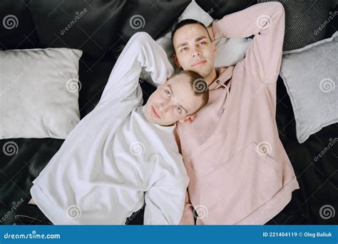 Feliz Pareja Gay En La Cama Imagen De Archivo Imagen De Enangostado Ocio