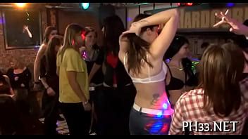 Des Serveurs Baisent Des Doxies XVIDEOS