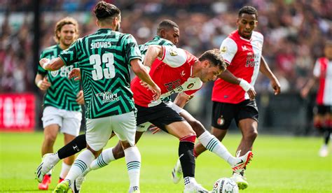 Santi Giménez no pudo marcar con el Feyenoord en su debut en la