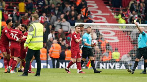 Football Un Arbitre Ass Ne Un Coup De Coude Un Joueur De Liverpool Cnews