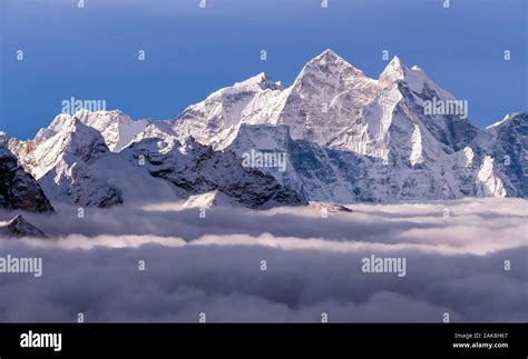 Sunrise on himalayan mountains hi-res stock photography and images - Alamy
