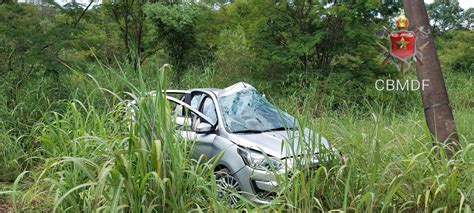 Carro colide poste no Riacho Fundo I e motorista é conduzido em