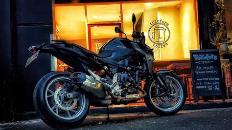 F R Naked Bike Bmw Yang Asik Diajak Menyusup Kepadatan Kota Otoblitz Net Otoblitz Net